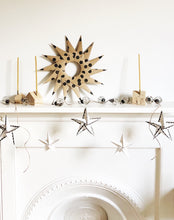 Load image into Gallery viewer, Black Spot Starburst Paper Decorative Wreath
