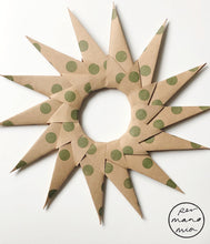 Load image into Gallery viewer, Green Spot Starburst Paper Decorative Wreath
